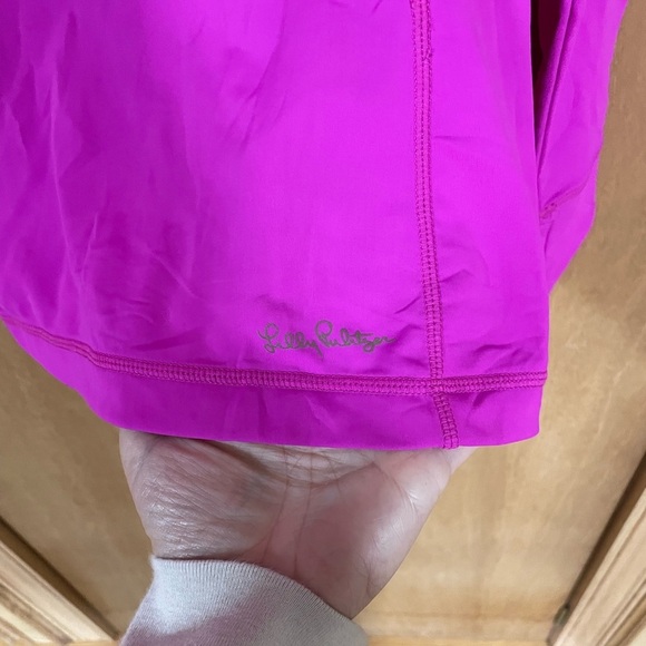 #154- LILLY PULITZER -UPF 50+ Luxletic Set Point Sunguard Top - Picture 5 of 7